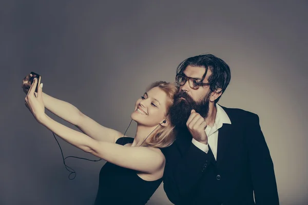 Elegante pareja hacer selfie — Foto de Stock