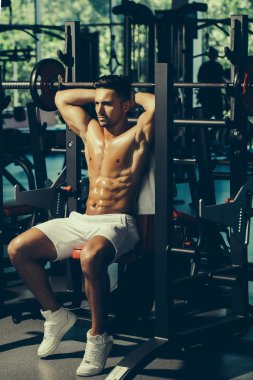 Barbell ile kas adam