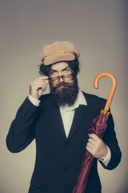 Yakışıklı sakallı hippi adam