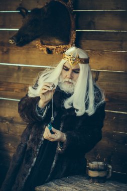 Taş ve kolye hipnoz için eski Sihirbazı