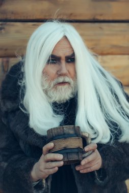 sakallı adam ahşap kupa ile