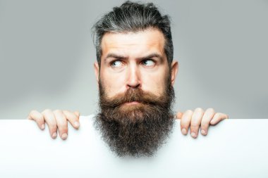 kağıt ile şaşırmış adam sakallı