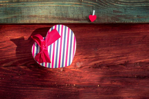 Caja de regalo y pinza para el corazón — Foto de Stock