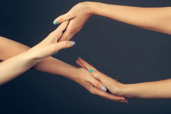 Cuatro manos femeninas tocando — Foto de Stock