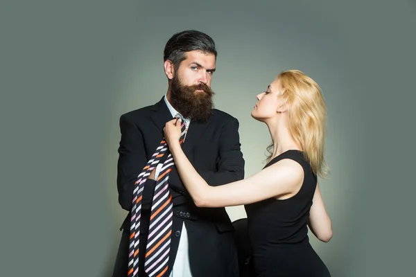Jeune couple avec cravate — Photo