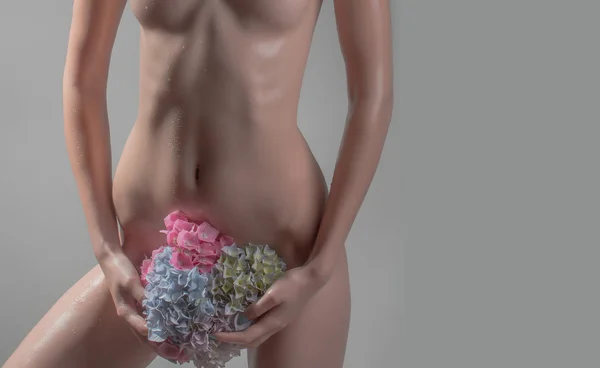 Sexy mujer desnuda con hortensias flores — Foto de Stock