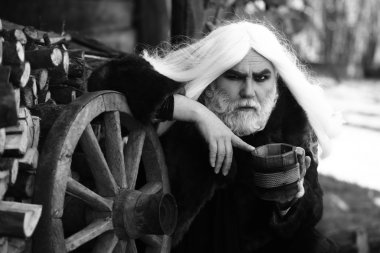 Ahşap kupa ile eski büyücü