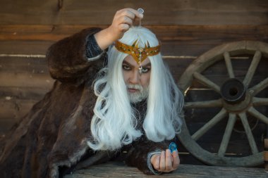 Taş ve kolye hipnoz için eski Sihirbazı