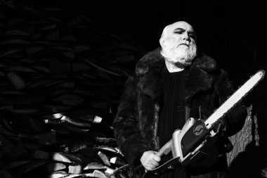 Sakallı ihtiyar chainsaw ile