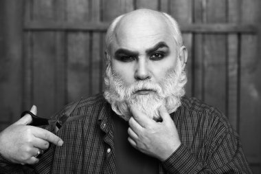 yaşlı adam kesme sakal makas ile kesme