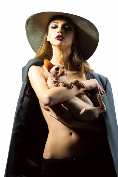 Sexig naken kvinna med sphinx katt — Stockfoto