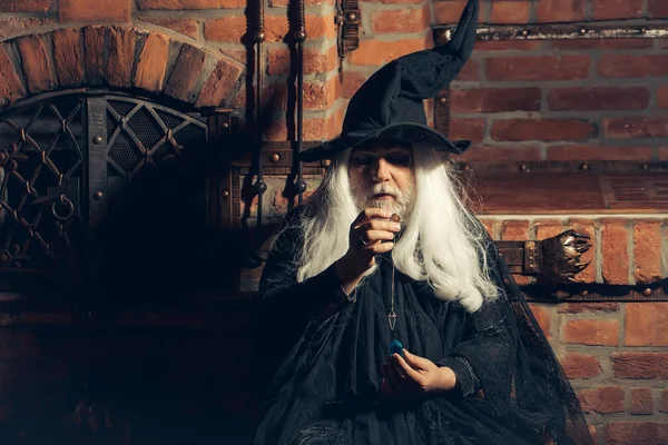 Velho feiticeiro com pêndulo — Fotografia de Stock