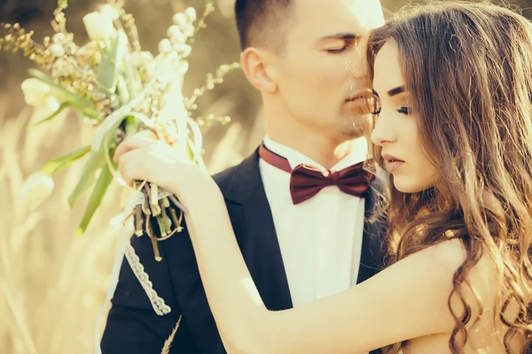 Matrimonio abbracciando coppia — Foto Stock