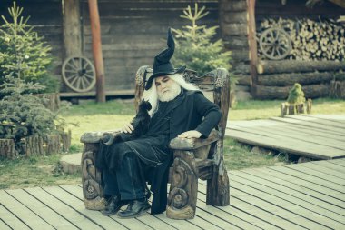 Yaşlı adam vuruş kedi