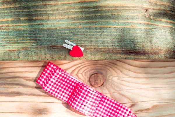 Pinza y lazo rojo del corazón — Foto de Stock