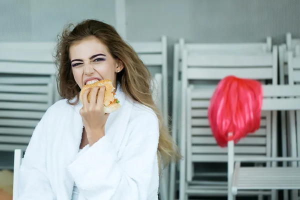 Jovem mulher comer hambúrguer — Fotografia de Stock