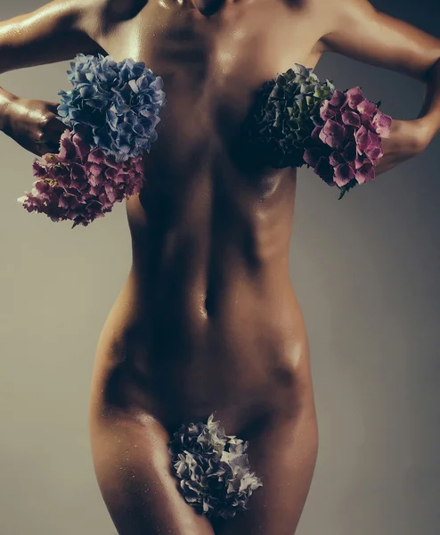 Σέξι γυμνή γυναίκα με λουλούδια Ορτανσία — Φωτογραφία Αρχείου
