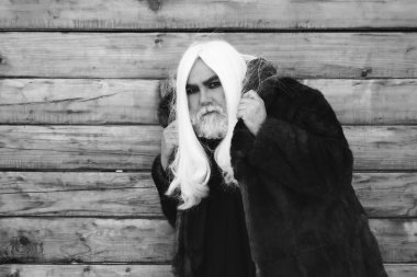 sakallı adam ahşap arka plan üzerinde