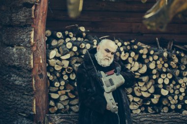 Sakallı ihtiyar chainsaw ile