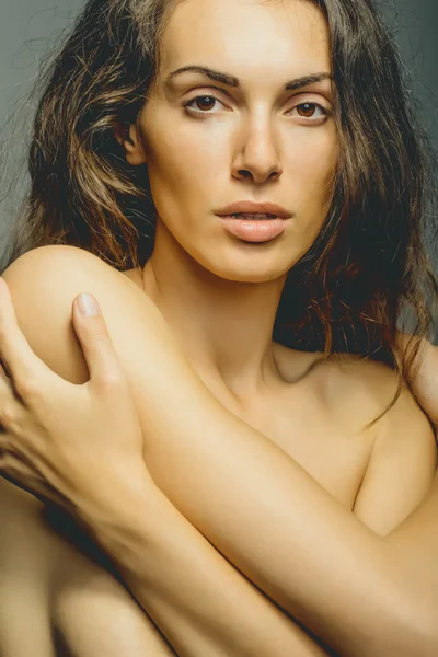 Sexy mujer joven con el pelo largo —  Fotos de Stock