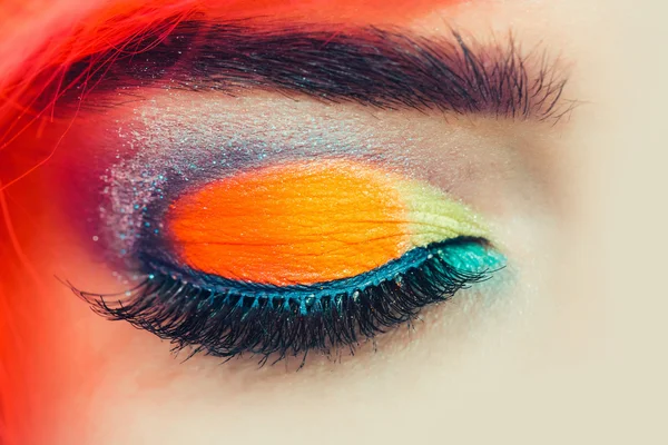 Яркие женские глаза с макияжем — стоковое фото