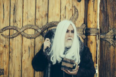 sakallı adam ahşap kupa ile