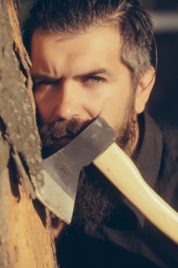 sakallı adam baltayla açık