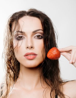 seksi güzel kadın kırmızı çilek ile