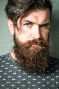 Yakışıklı sakallı adam.