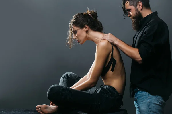 Sexy casal de mulher e barbudo homem — Fotografia de Stock