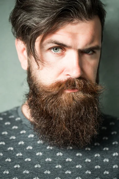 Yakışıklı sakallı adam.