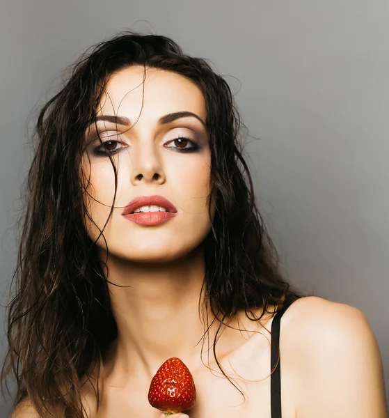 Sexy krásná žena s červeným jahoda — Stock fotografie