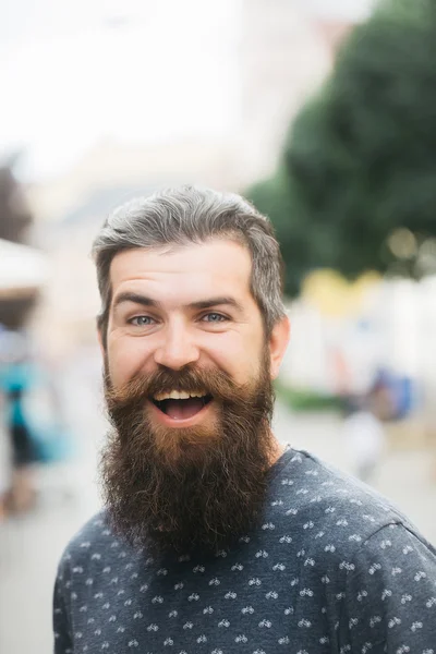 Bonito barbudo homem ao ar livre — Fotografia de Stock