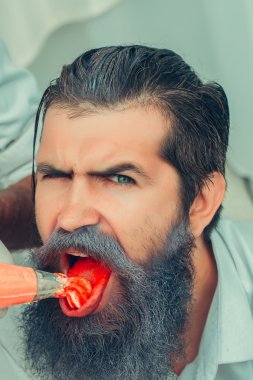 Genç adam yeme krem