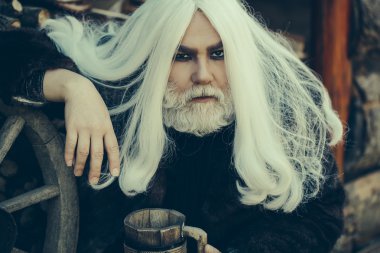 Ahşap kupa ile eski büyücü