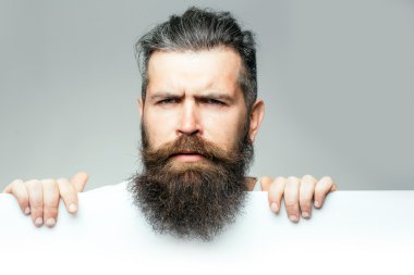 Sakallı thougtful adam kağıt ile