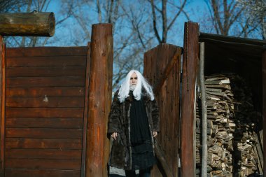 sakallı adam ahşap arka plan üzerinde