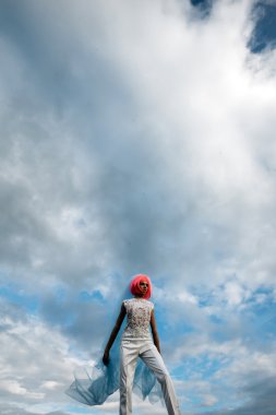 Mavi gökyüzü üzerinde turuncu saçlı gelin