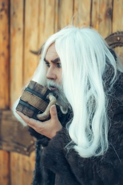 sakallı adam ahşap kupa ile