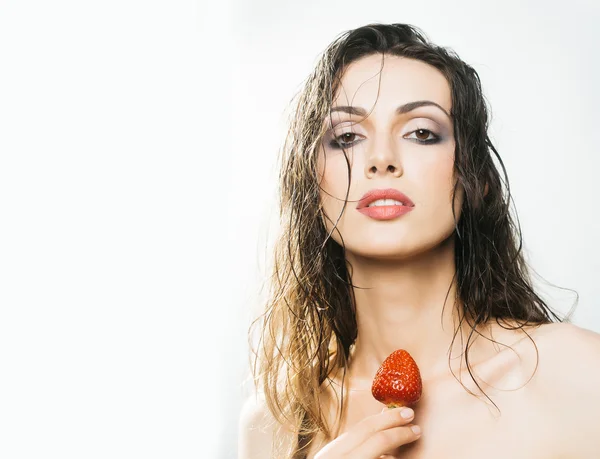 Sexy bella donna con fragola rossa — Foto Stock