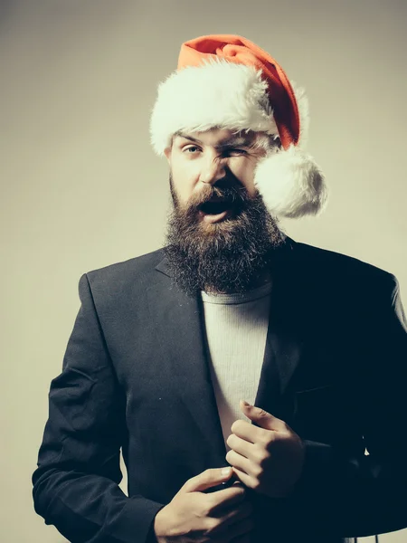 Barbudo hombre en santa claus sombrero —  Fotos de Stock