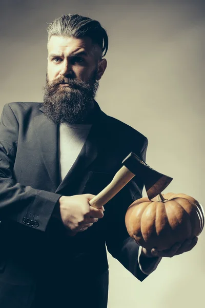 Бородатий чоловік з гарбузом — стокове фото