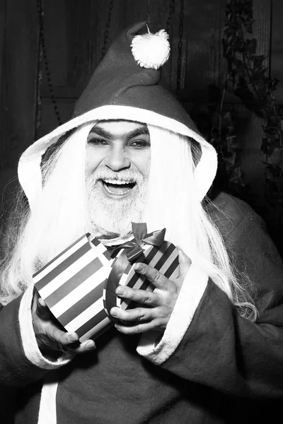 Frohe Weihnachten Mann mit Geschenk — Stockfoto