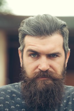 Sakallı yakışıklı açık