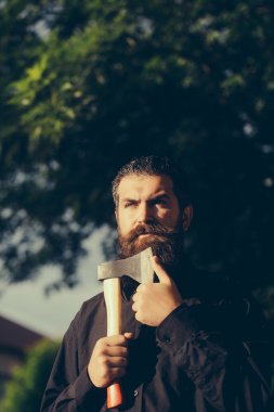 sakallı adam baltayla açık