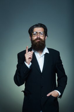 Yakışıklı adam noktaları işaret parmağı yukarı doğru