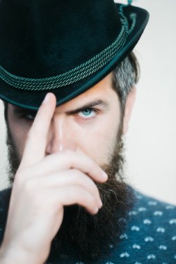 retro siyah şapkalı sakallı beyefendi