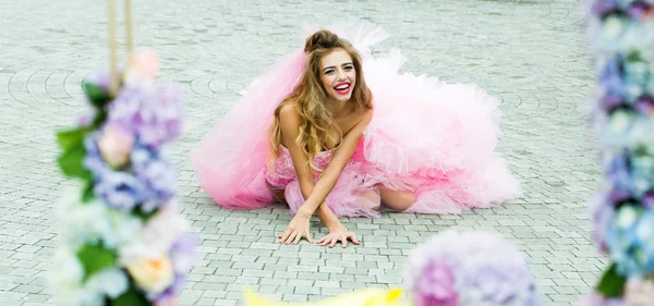 Ung brud i rosa klänning — Stockfoto