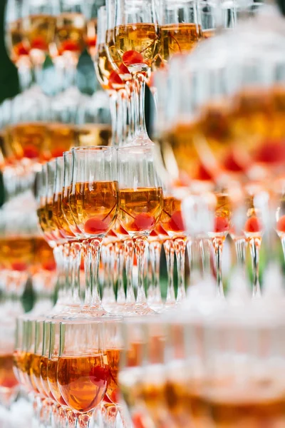 Muchas copas de vidrio apiladas — Foto de Stock
