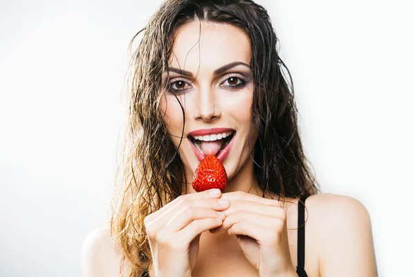 Jolie femme sexy avec fraise rouge — Photo